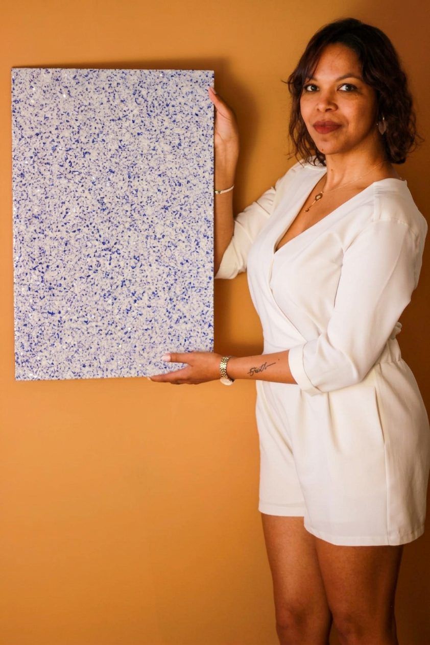 Sarah Klewiec présentant un panneau en epoxy flocons