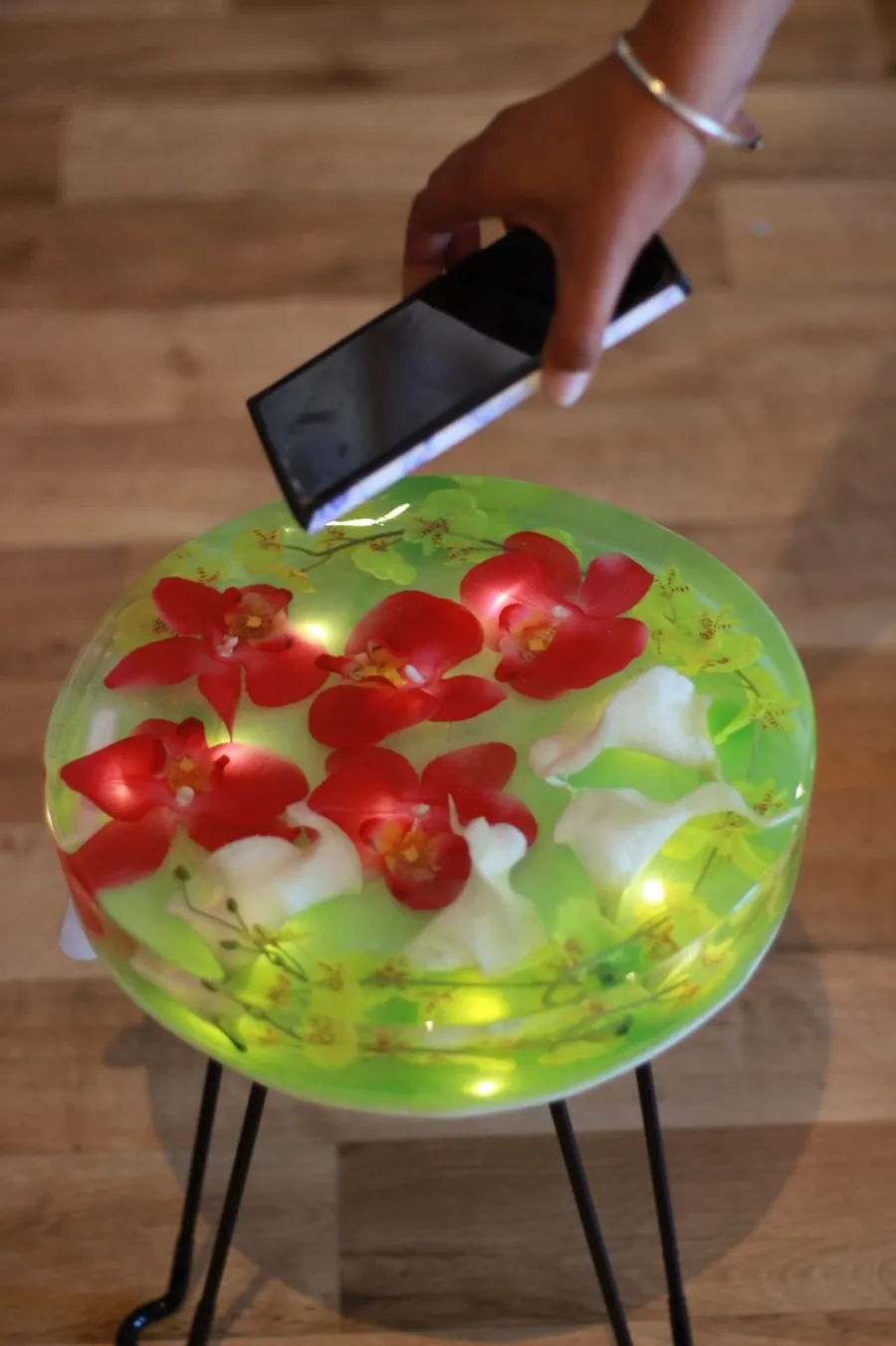 Table ronde fleurie en résine époxy